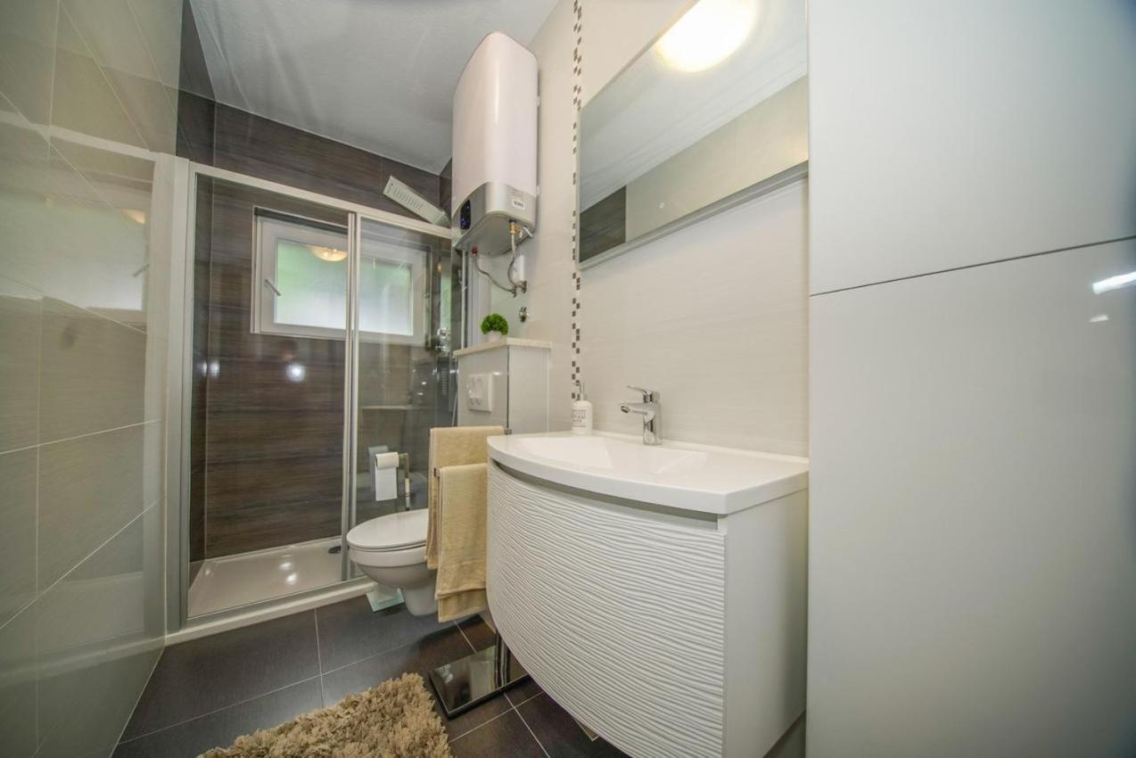 Apartman Mate Splitska Buitenkant foto