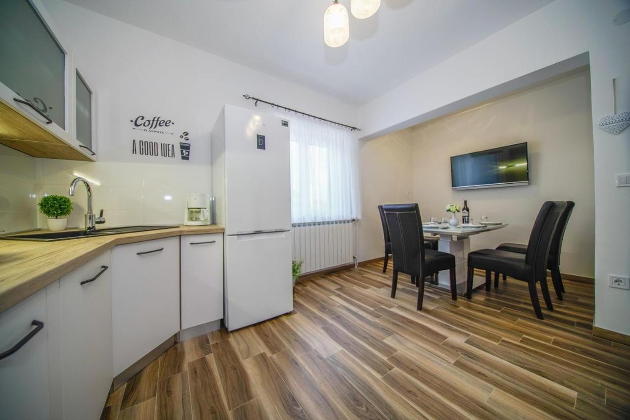 Apartman Mate Splitska Buitenkant foto