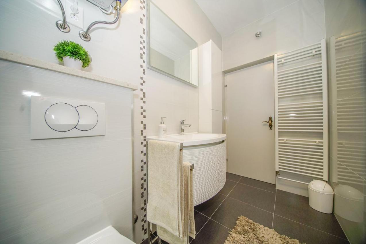 Apartman Mate Splitska Buitenkant foto