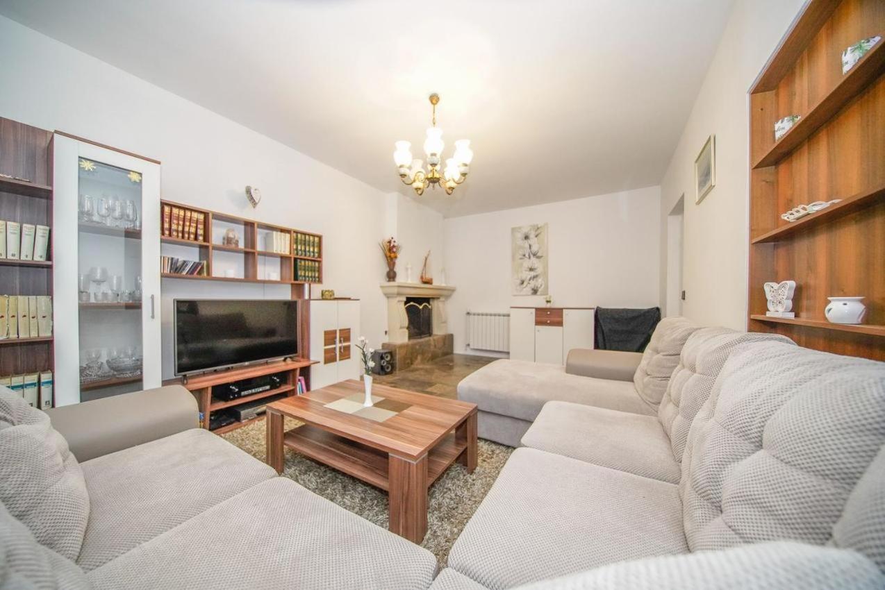 Apartman Mate Splitska Buitenkant foto