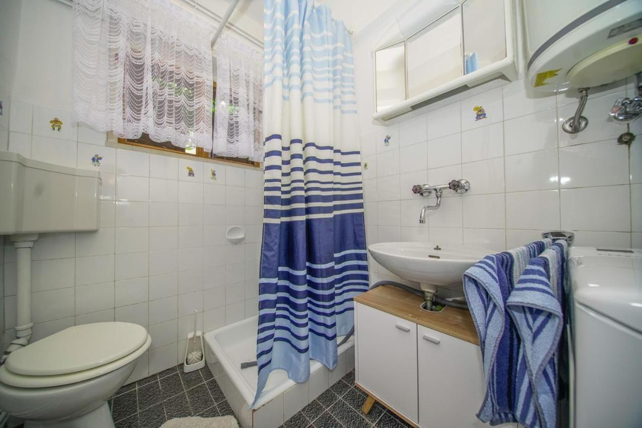 Apartman Mate Splitska Buitenkant foto