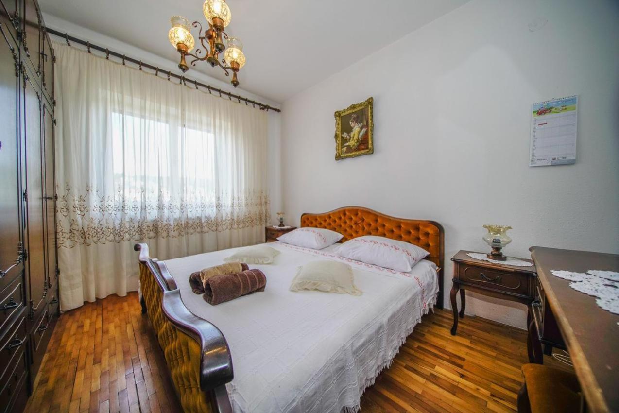 Apartman Mate Splitska Buitenkant foto