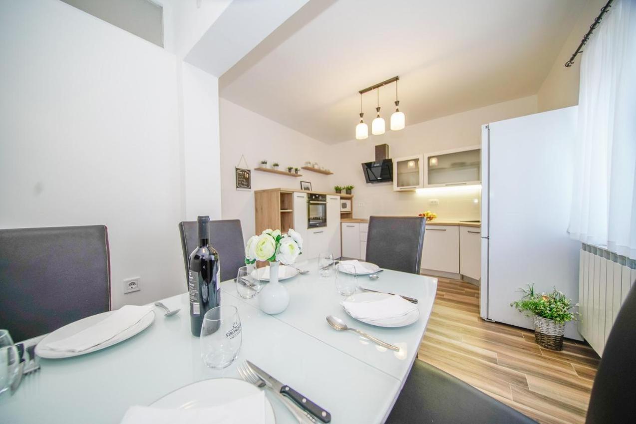 Apartman Mate Splitska Buitenkant foto