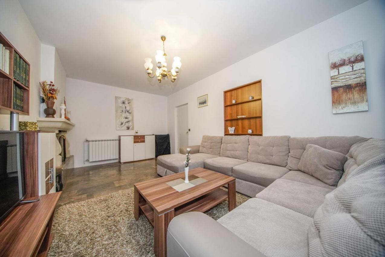 Apartman Mate Splitska Buitenkant foto